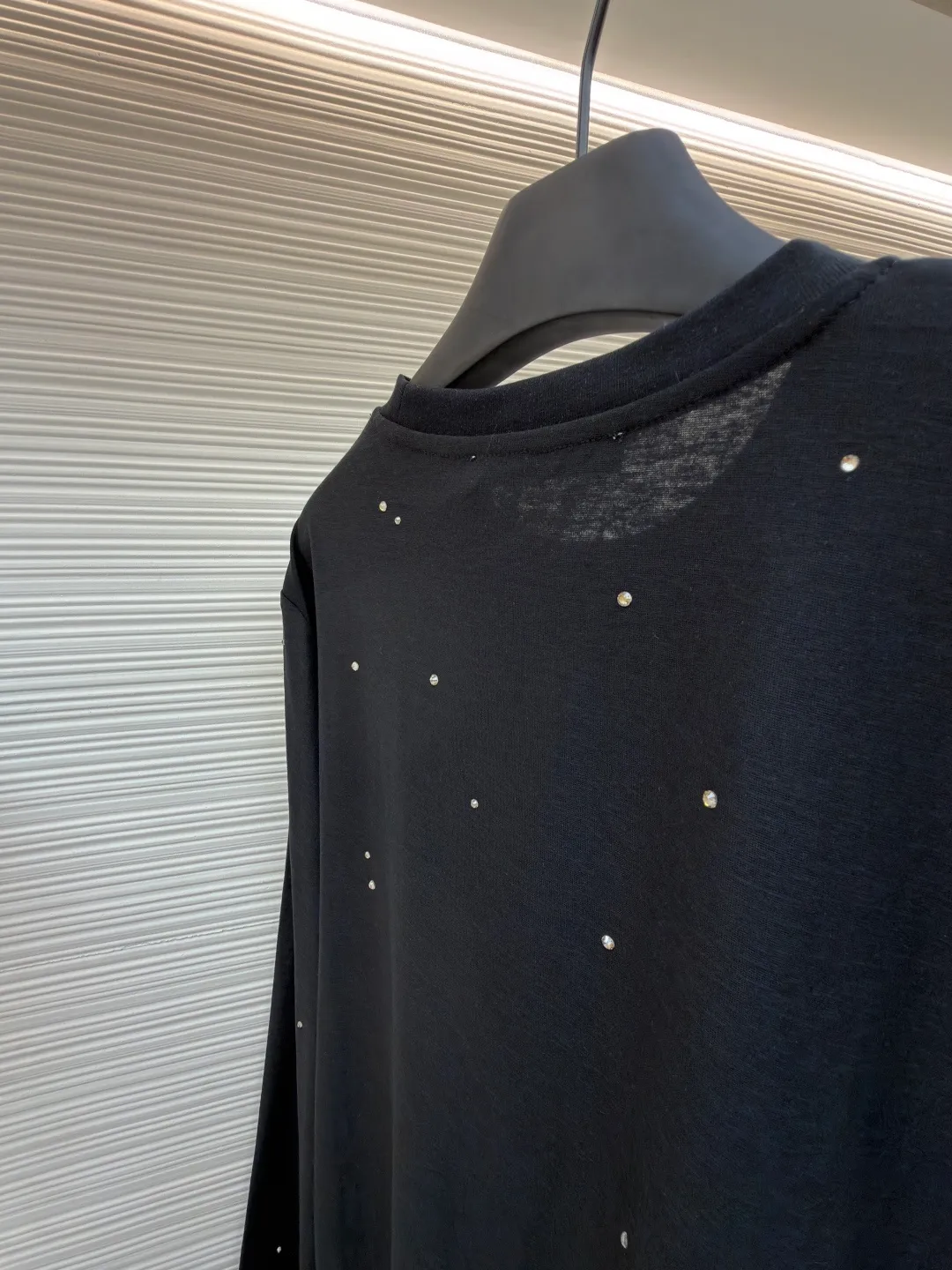 Acne Studios laser hot rhinestone long sleeves ●Original version: purchased and developed by 6519 ●Item number: 1682158-A15 ●Fabric: linen fabric ●Technology: Printed heat transfer ●Color: black ●Type: loose version ●Weight: about 215 grams ●Size: S-M-L ●Description: The original version was purchased from Hangzhou National Specialty School for 4700. The fabric is made of 85% cotton + 15% linen. Printed heat transfer technology + imported laser material. It is paired with positioning hot-drilling technology. Customized accessories. Same style for men and women. Full of street feel. The workmanship details are very good. The overall wiring is straight and delicate, the fabric is comfortable and soft, and the color is consistent without color difference. It can be matched with the same style to create a fashionable look and control various occasions. Customized accessories, complete with three standards, same style for men and women!